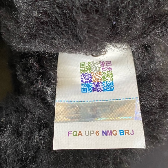 UGG Classic Mini II black size 8 (fits size 9) excellent condition - Picture 3 of 7